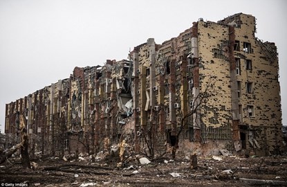 Một khách sạn lớn và xa hoa một thời nay bị tàn phá nặng nề gần sân bay Donetsk,  miền đông Ukraine.